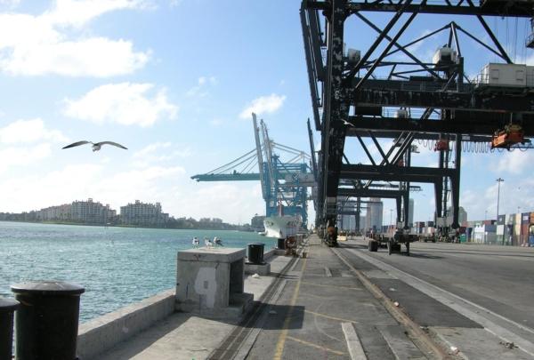 Photo of 迈阿密港. Cargo side of the port. 容器加载器.